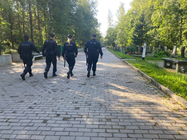 Полиция с ночи выставила кордоны у Серафимовского кладбища в Петербурге