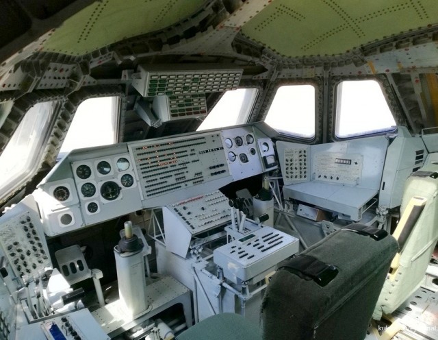 В кабине пилота космического челнока