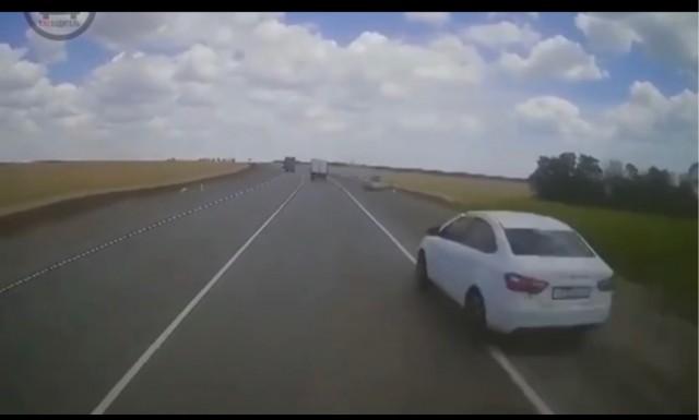 Водитель Mercedes погиб в жестком ДТП с грузовиком под Таганрогом