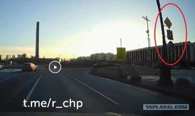 Покуда есть на дорогах круговые перекрестки - не оскудеет земля такими вот ДТП