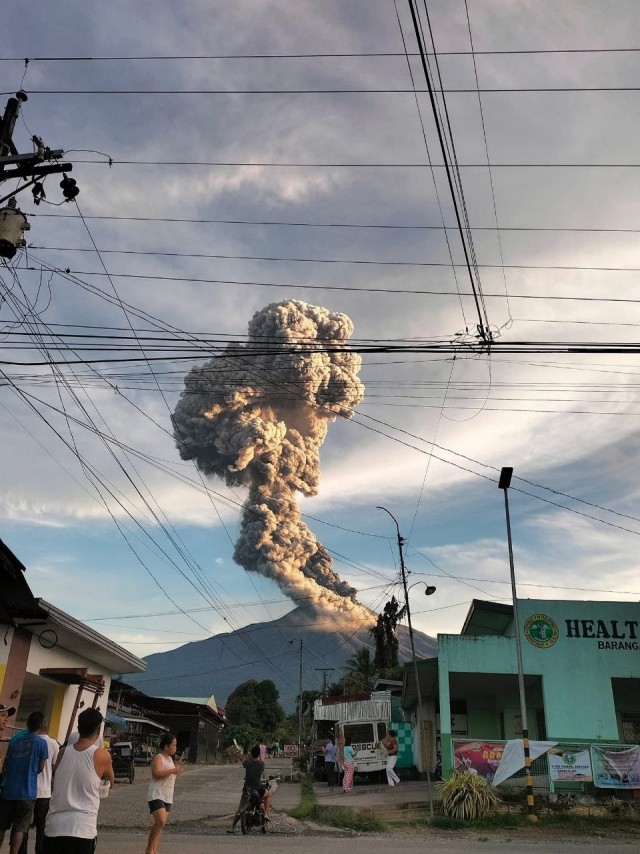 На острове Негрос на Филиппинах вулкан Канлаон выбросил столб пепла на высоту около четырёх километров