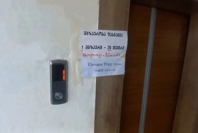 Парковку во дворах Петербурга предложили сделать платной