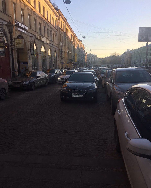 В Петербурге сын убитого авторитетного бизнесмена демонстративно загородил путь десяткам водителей