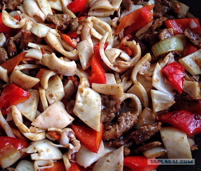 Лапша удон со свининой и кальмарами