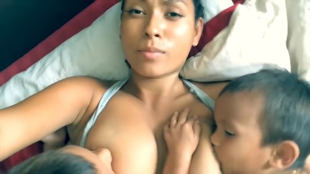 39-летняя кормящая мама сделала серию провокационных снимков с дочерью в ответ на недовольство окружающих