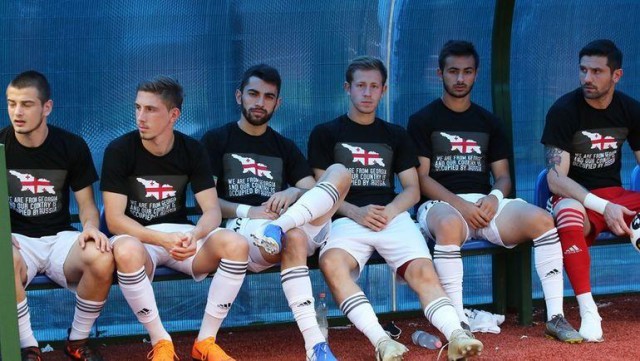 Грузинские футболисты вышли на матчи в антироссийских футболках.