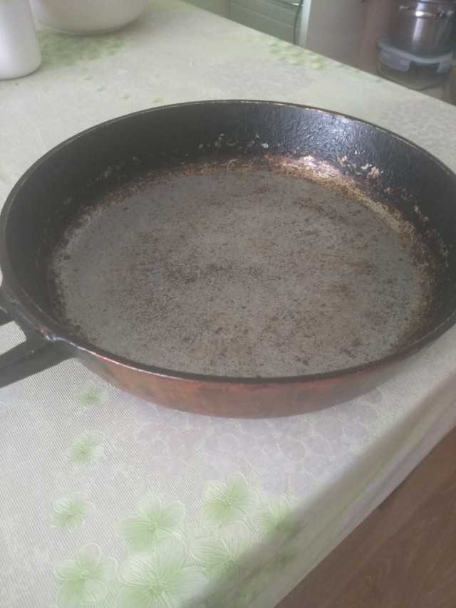 Две сковороды с ценой, отличающейся на порядок