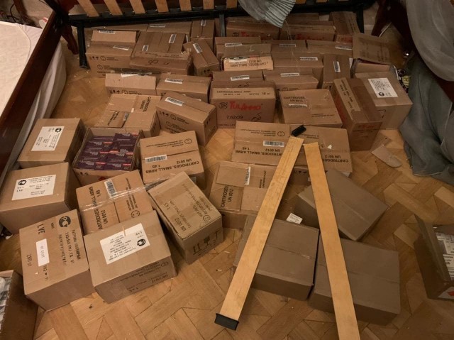 В элитном подмосковном посёлке Вешки ФСБ проводит масштабную спецоперацию - местный житель отстреливается из дома