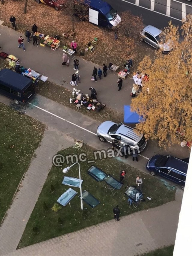 Припарковался на пешеходной дороге? Получай трубой по машине
