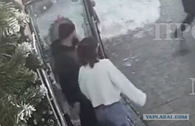 В Москве возле бара мужчина устроил поножовщину с посетителем и избил девушку
