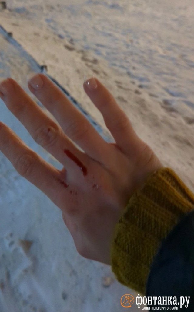 28-летнюю женщину вытолкнули из автобуса в Петербурге из-за сложностей с оплатой проезда