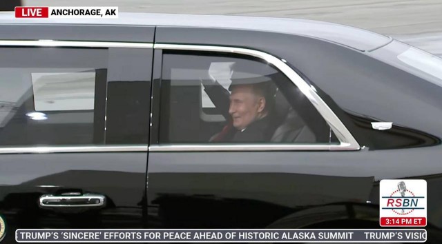 Путин вылетел на Аляску, пишет Bloomberg