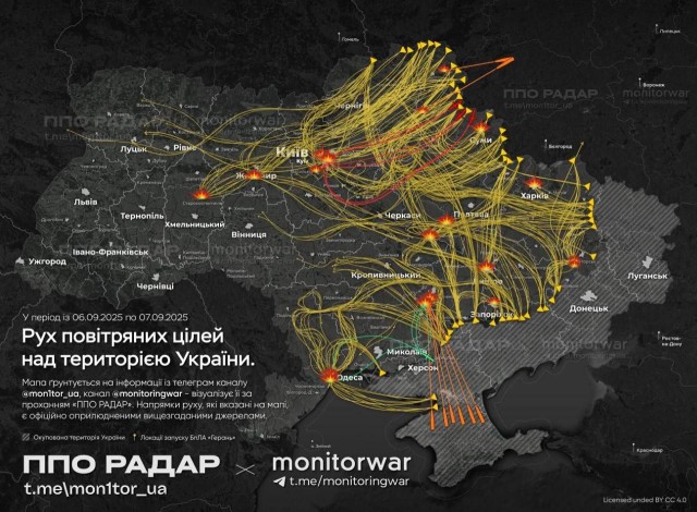 В Киеве после прилета загорелось здание кабмина