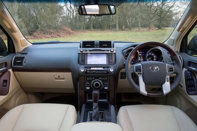 В Росаккредитации опровергли запрет на праворульные авто