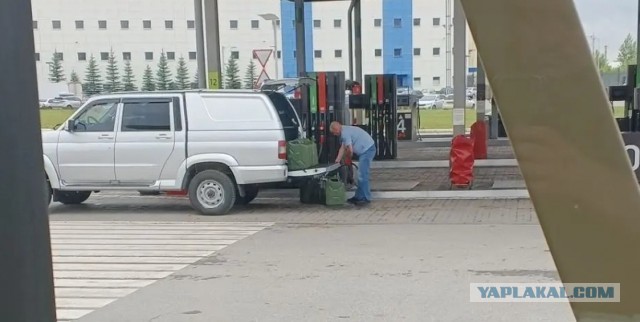 "Я вас выложу в интернет! Вот из-за таких пид*расов, бл*ть, люди не могут заправиться, бл*ть!"