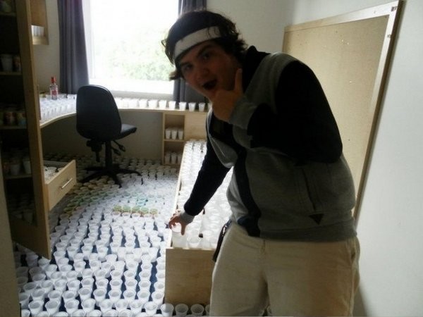 Не забывай закрывать дверь в общаге