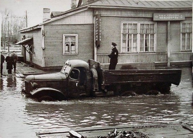 Назад в СССР: советская женщина в ресторане