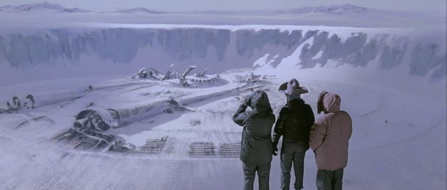 В Антарктиде из-под снега выглянула «летающая тарелка»