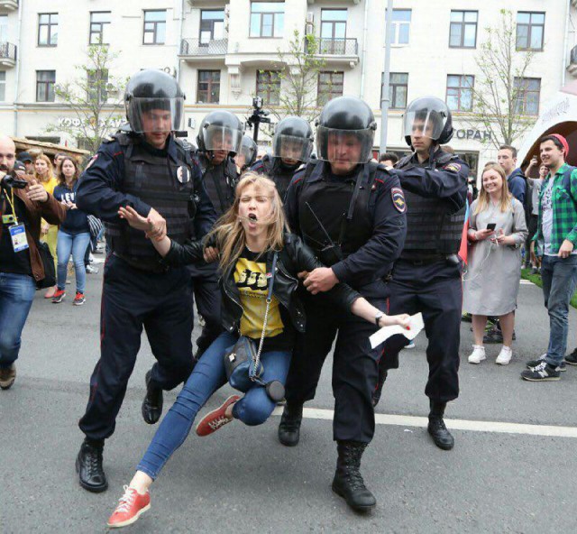Навального задержали в подъезде его дома в Москве