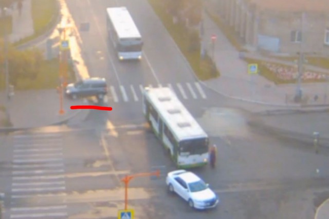 В Красноярске пятеро выехали на «красный» и устроили ДТП: виноватой пытаются сделать пенсионерку