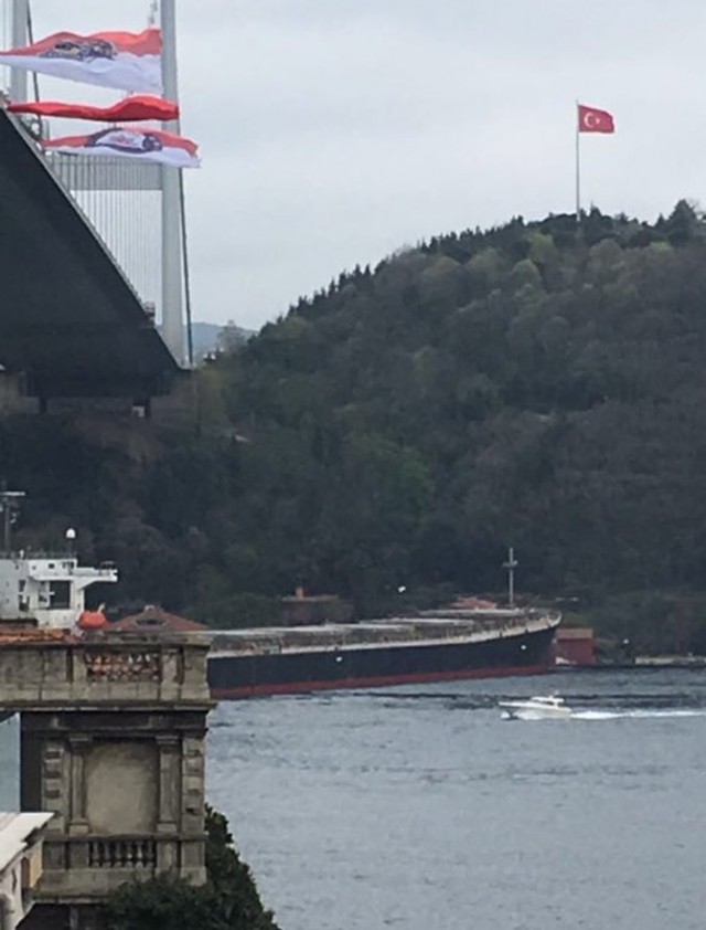В Турции временно закрыт проход через Босфор из-за того, что танкер врезался в здание