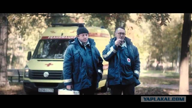В Петербурге скорая помощь сбила молодого человека, решившего перейти дорогу на запрещающий сигнал светофора