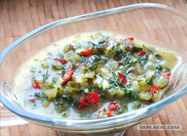 Жаренный берш с медово-огуречным соусом.