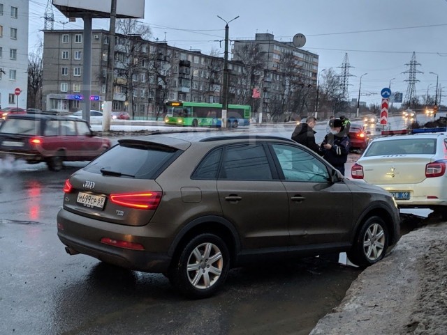 Неадекват, наглость и, видимо, уверенность в безнаказанности