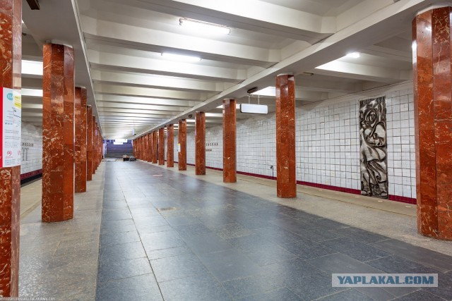 Какой-то странный дизайн у лавочек на станции метро «Каховская»