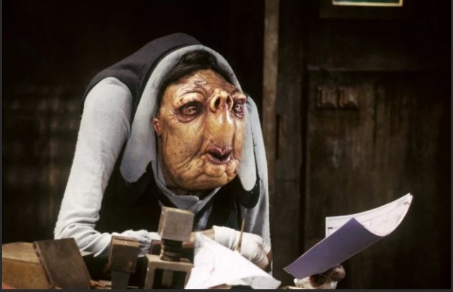 Чиновница из ХМАО засняла в соцсети, как "красиво сидит" на рабочем месте, а мэр города отправил видео на комиссию по этике