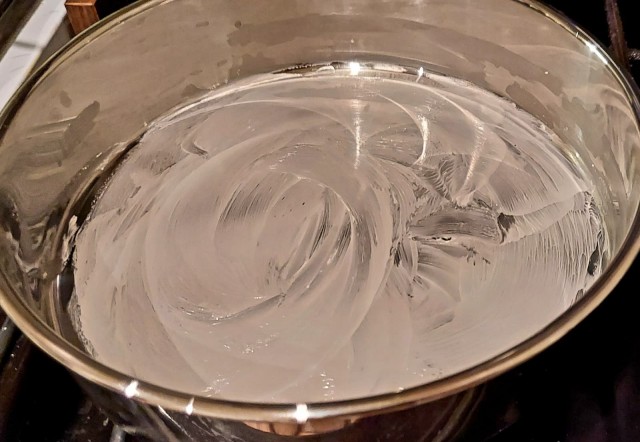 Два бисквитных торта: белый и шоколадный