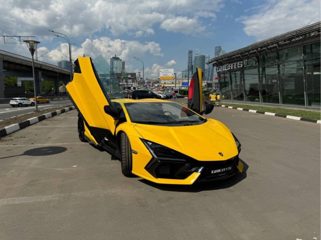 Одну из самых дорогих автоновинок года — суперкар Lamborghini Revuelto уникального жёлтого цвета — привезли в Россию