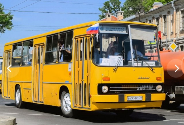 Зачем в «Икарусах» делали окно прямо внизу двери и почему оно встречалось не на всех автобусах?
