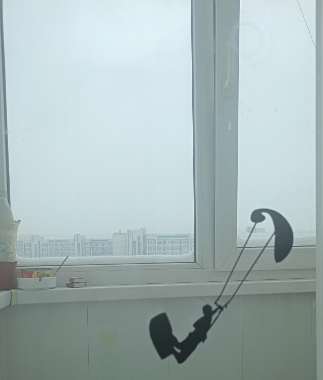 Идеальных наклеек на окна не существует