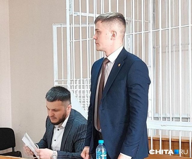 Лишенный водительских прав депутат вышел из зала суда, сел за руль и уехал