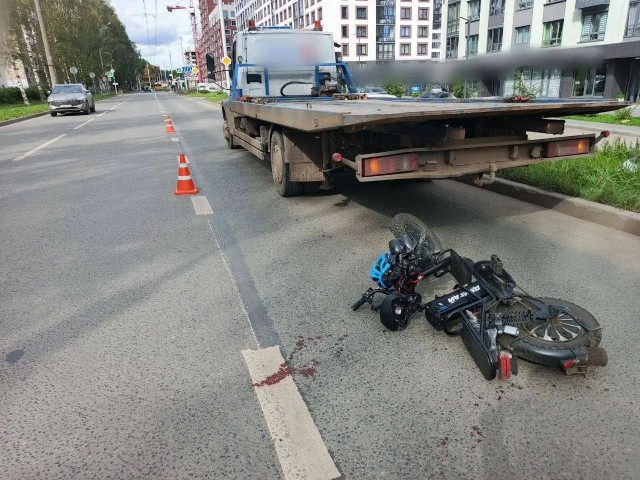 В Ижевске курьер погиб, врезавшись на электровелосипеде в эвакуатор
