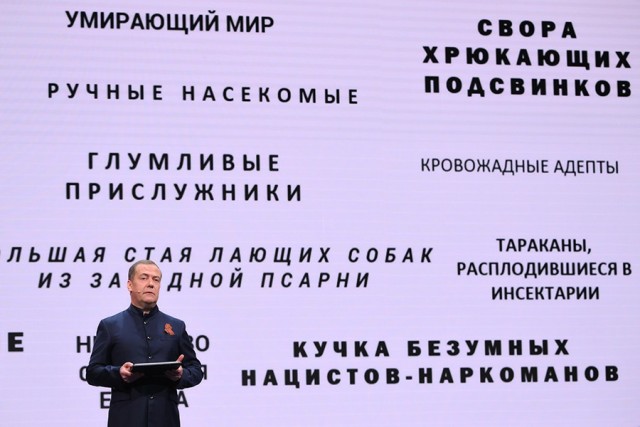 Медведев лично вносит правки в учебник по обществознанию, сообщил Мединский