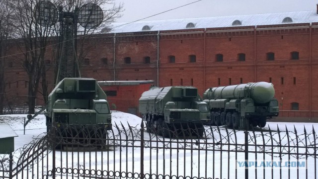Автомобили на постаменте