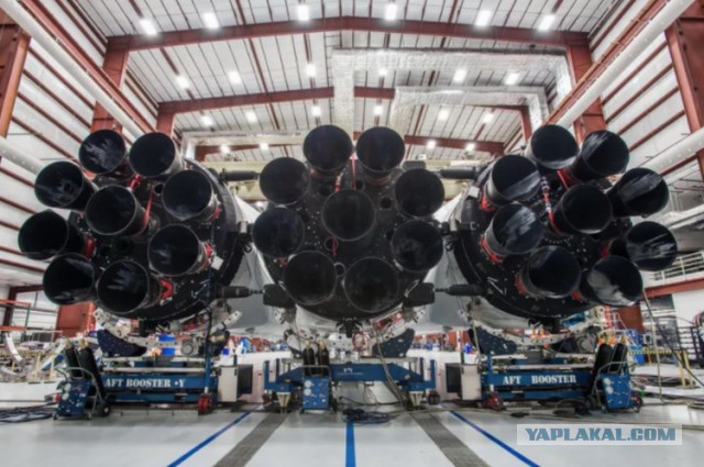 Будущее наступает. Илон Маск показал почти собранную ракету-носитель Falcon Heavy