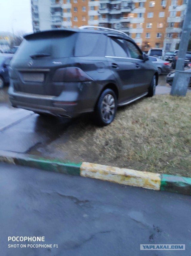 Вот такие записки оставляют «собственники» паковочных мест тем, кто паркуется возле их дома на общей стоянке.