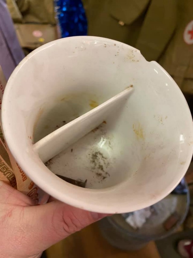 Зачем чашка разделена на две части?