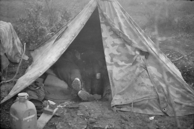 Мужчина купил старый фотоаппарат и нашел там фото оккупированного Новороссийска