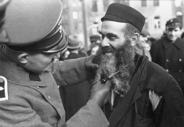 Почему у негров темная кожа, если все темное на солнце сильнее нагревается?