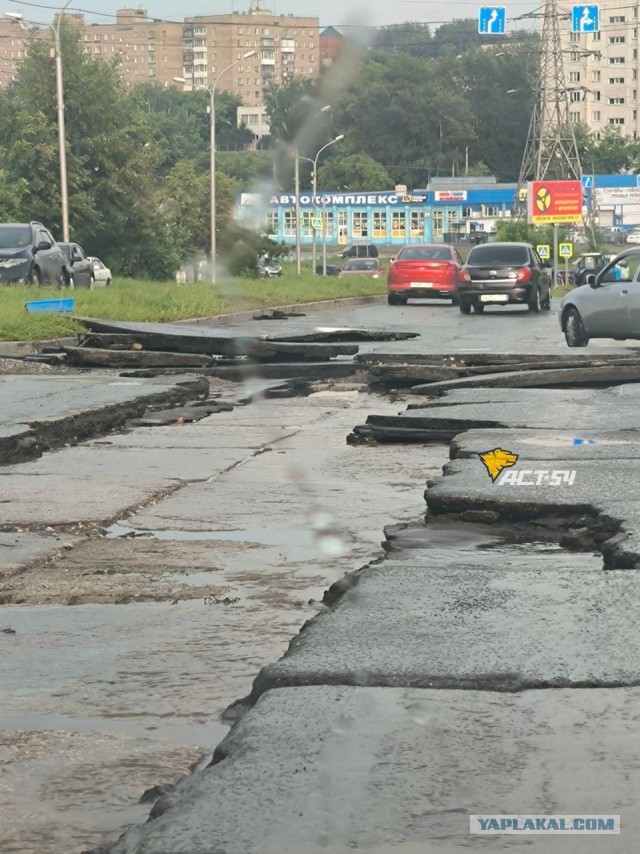 Сошёл с рельс пассажирский поезд Воркута-Новороссийск