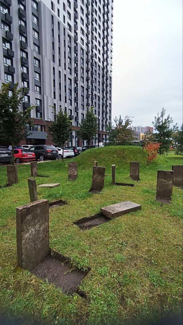 В городе Московский участок напротив жилого дома превратился в «кладбище»