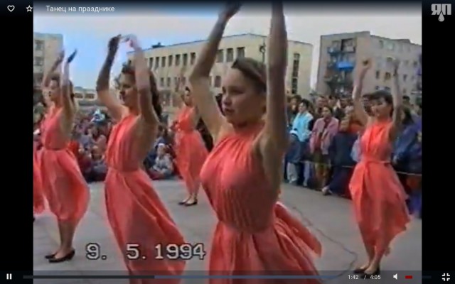 Выступление коллектива в красных платьях