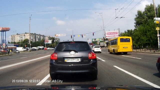 Таксист, не подумав, выехал на главную