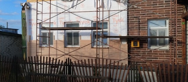 Фасад дома из самодельного планкена.