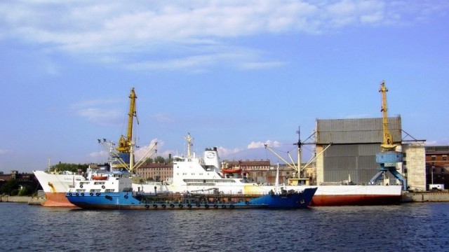 Мужчину с отрубленной кистью левой руки нашли мертвым в воде на Васильевском острове в Петербурге