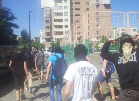 Во дворах участников Марша равенства ждали